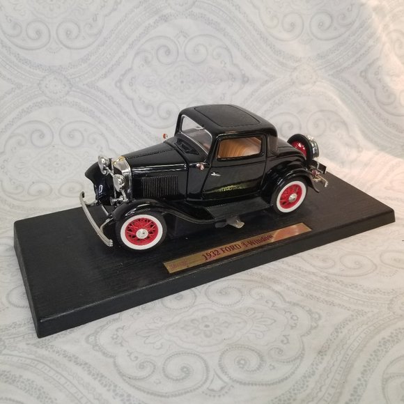 Road Legends 1:18 Die-Cast Metal 1932 Ford Coupe 3-Window Model Car Black Red - Picture 1 of 10